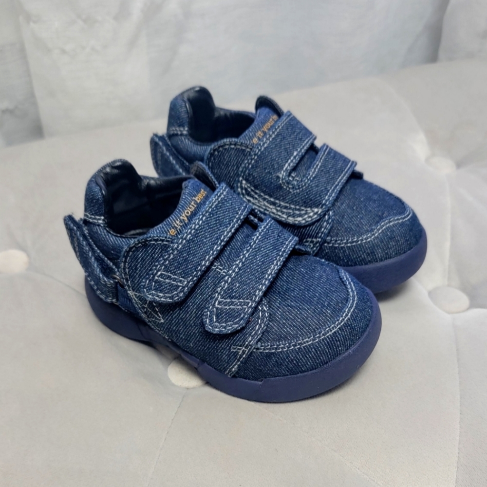 Boy's shoes size 5